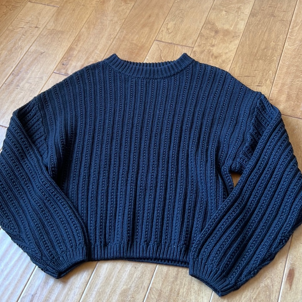 grey knitted sweater